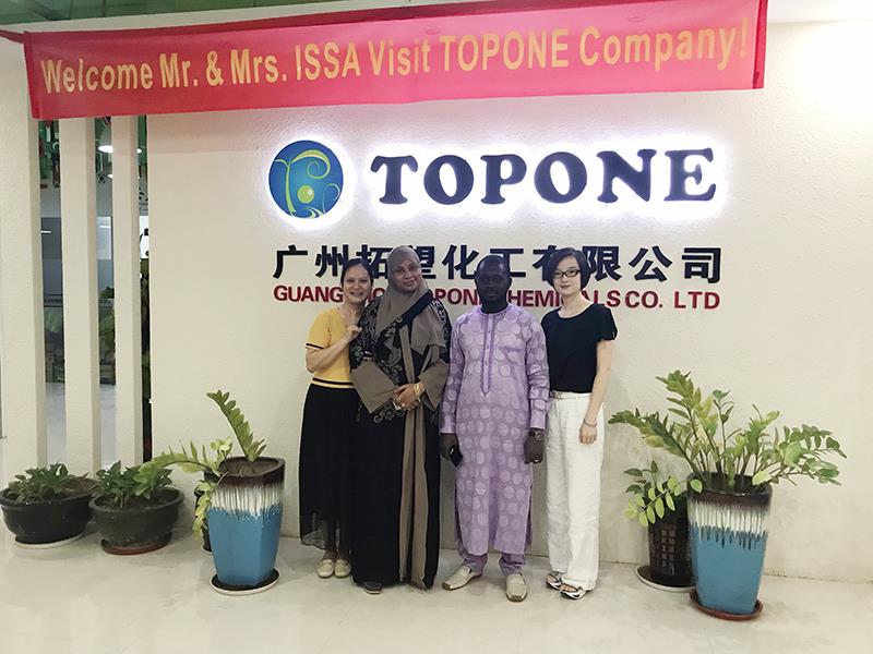 Bine ați venit clientului nostru din Nigeria pentru a vizita biroul companiei Guangzhou Topone și compania Jinjiang.